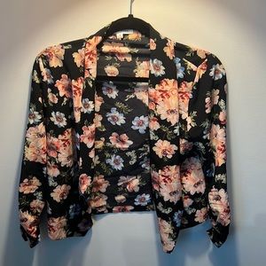 Floral, slightly stretchy cropped blazer with 3-4 rouged sleeves